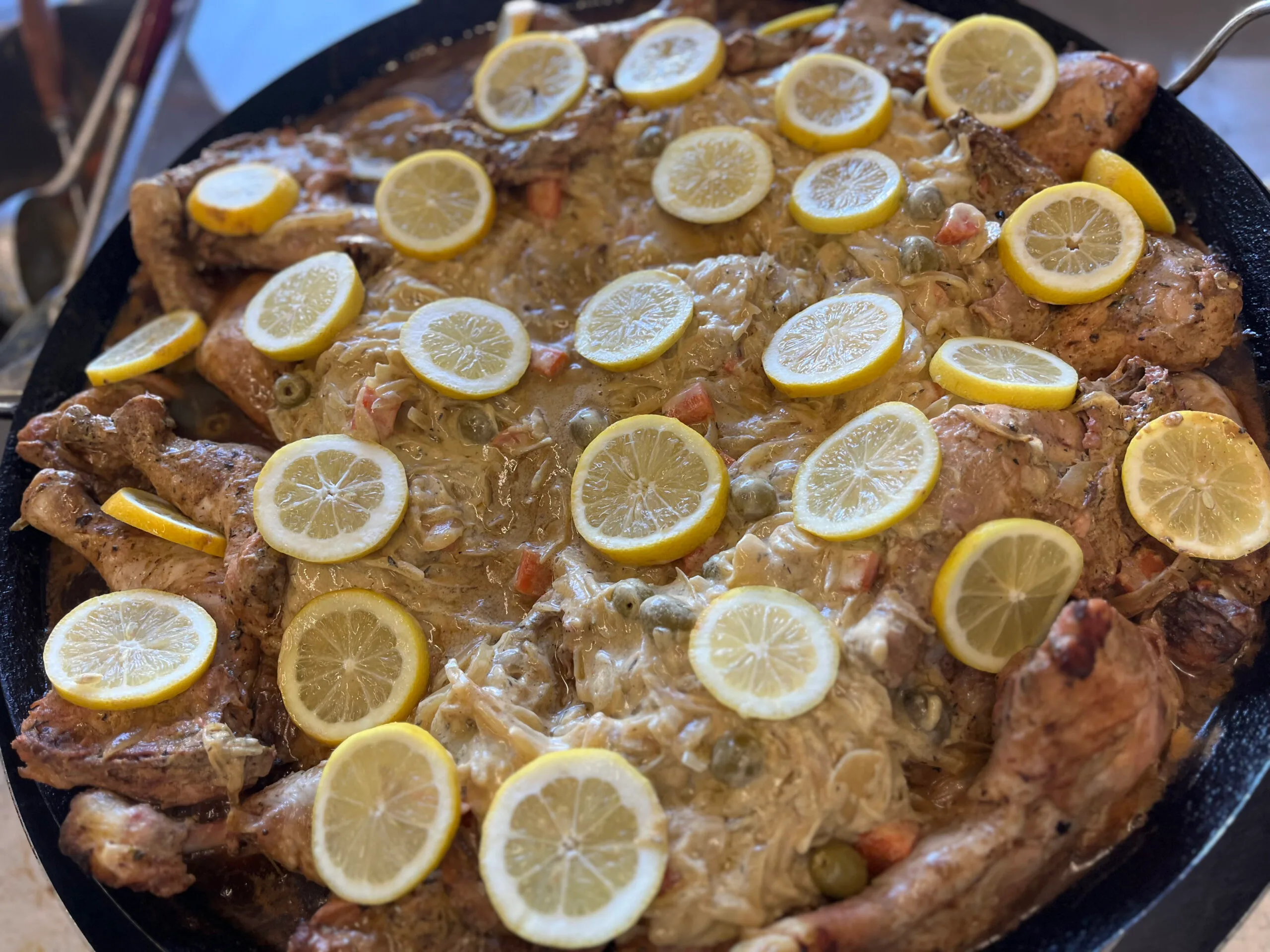 poulet yassa mijoté aux saveurs africaines dans une grosse casserole